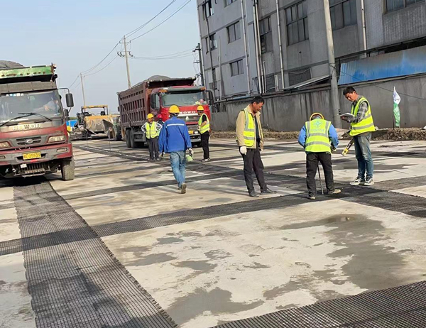 石屏老材料的新故事：玻璃纤维土工格栅如何在‘白改黑’浪潮中重获新生？